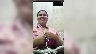 بيصورها وهي بتعرض بزازها له في مكالمة فيديو على النت